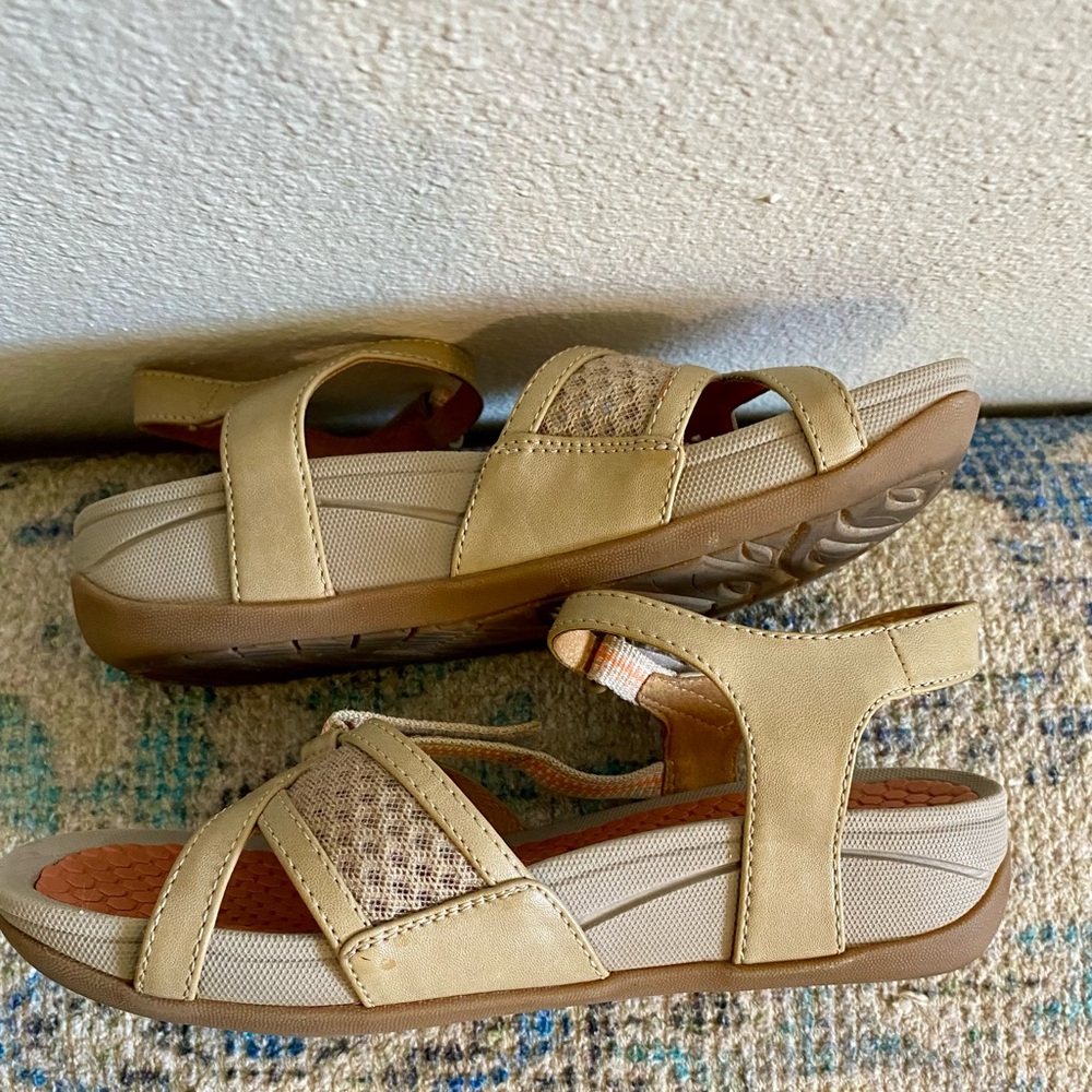 Baretraps beige sandals Size 6.5